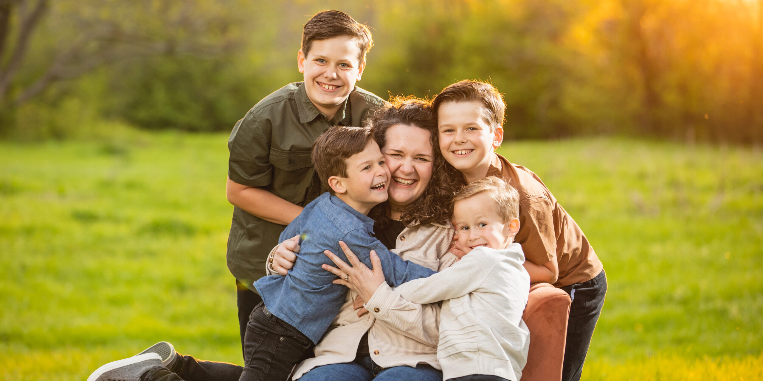 kids hugging their mom