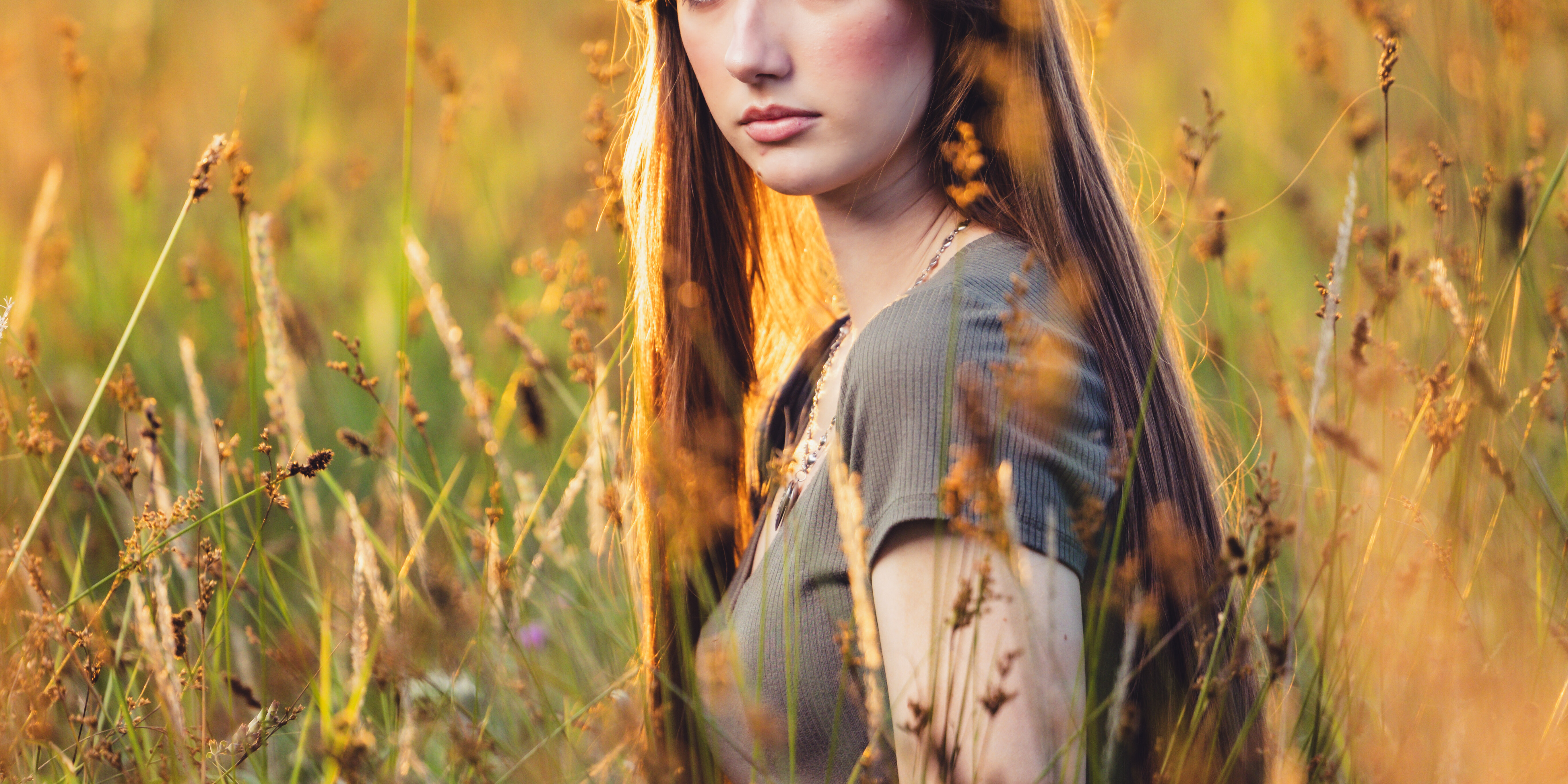 Dixie Jones-1124 Girl in a field